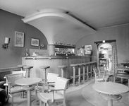 59253 Interieur van het Hotel-restaurant des Pays-Bas (Janskerkhof 10) te Utrecht: de bar met rechts de toegang tot het ...
